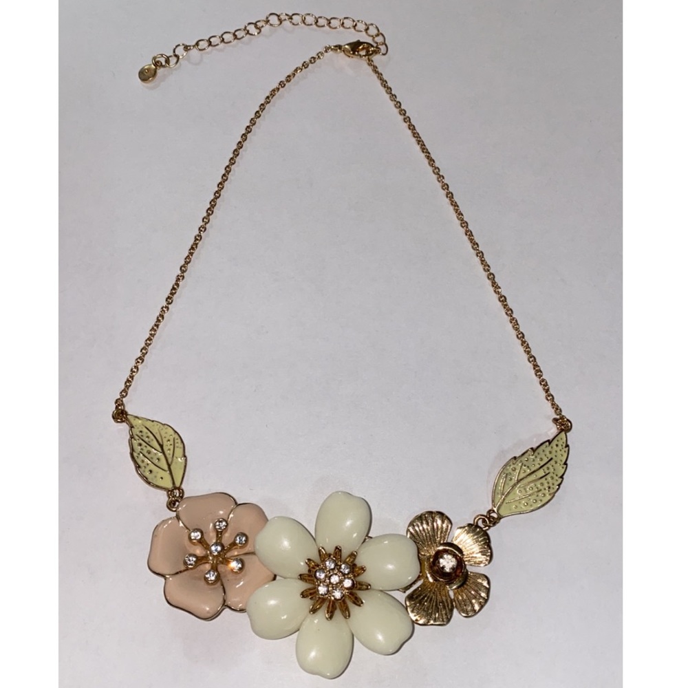 💥MAKE OFFER💥 Stunning Floral Necklace